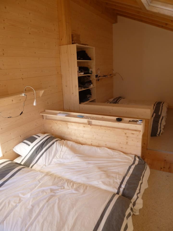 Habitación con 5 camas individuales