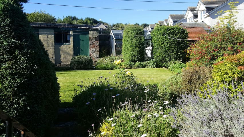 Comfortable Self Contained Triple Apt (Airport)
