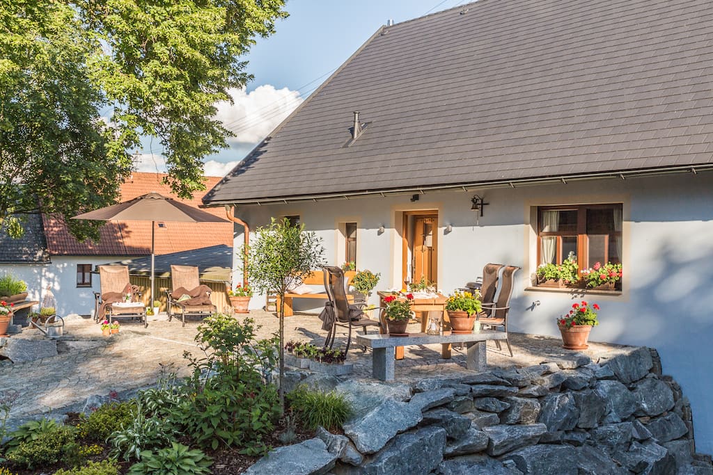 Eingangsbereich und Gästeterrasse