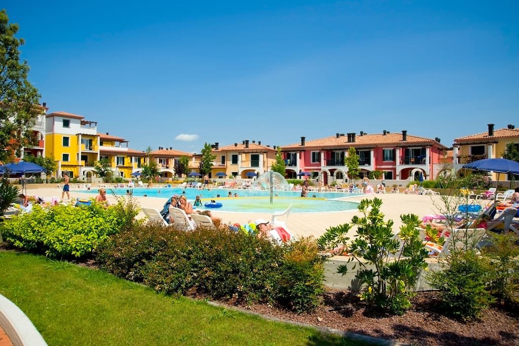 piscine con lettini e ombrelloni