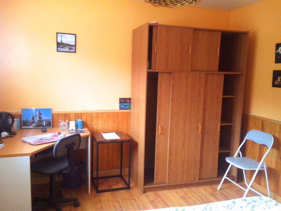 Dans votre chambre, une armoire, un bureau et de la documentation sont à votre disposition