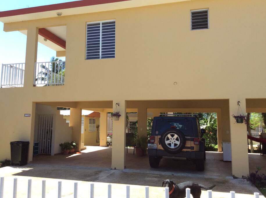 Amplio espacio para estacionar su auto.