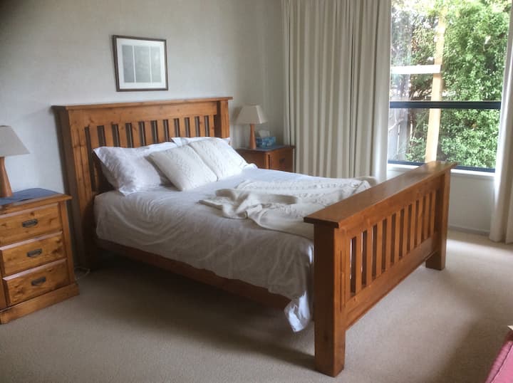 Spálňa s manželskou posteľou Queen a vlastnou kúpeľňou. 