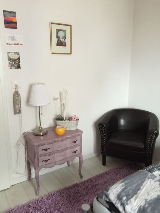 Gemütliche Sitzecke im Zimmer zum relaxen.Schubladen, Ablageflächen zum Benützen.