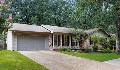 4 Bd/2.5 Ba Home on Small Lake Contact Free Entry