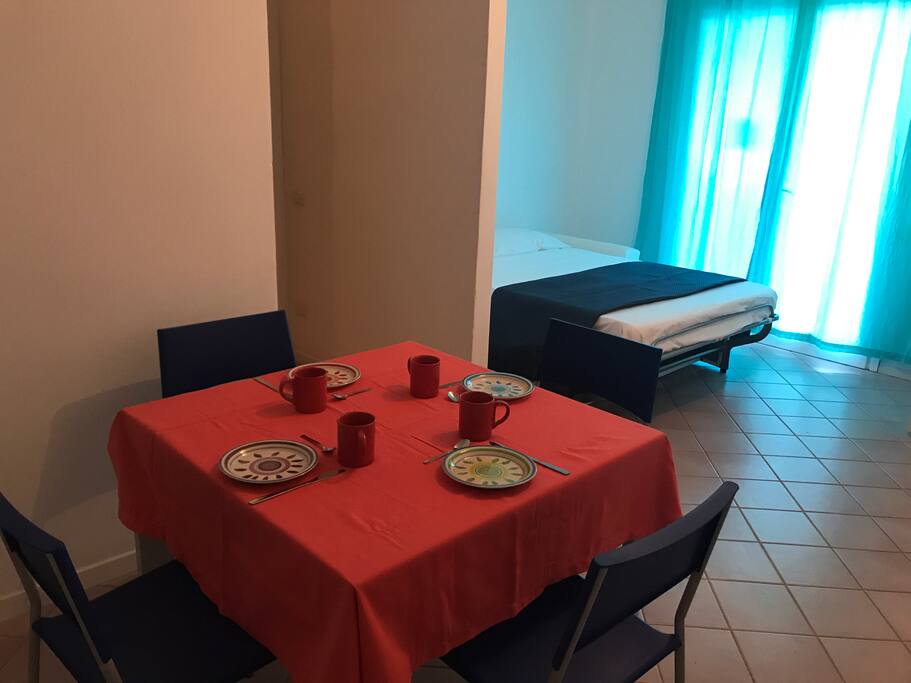 Il soggiorno con il tavolo che raddoppia