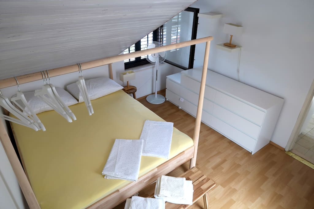 Bedroom with a 160x200 bed.
