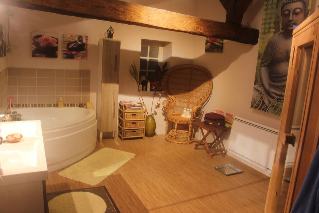Grande salle de bain avec possibilité sauna.