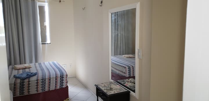 Vista de la habitación con espejo 