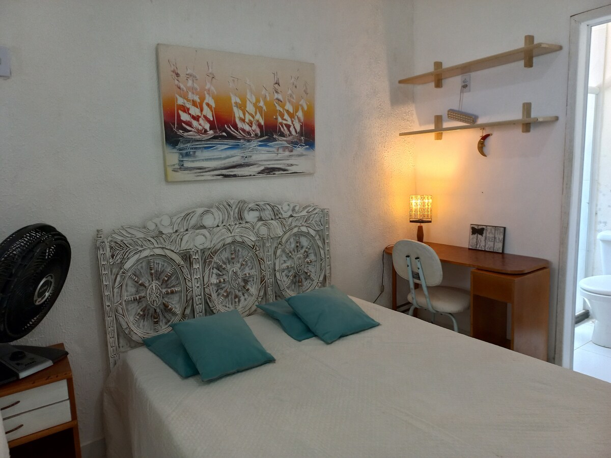 Chumba chenye kitanda 1 cha watu wawili, ofisi ya nyumbani na kiyoyozi. 