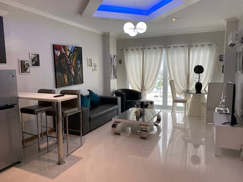 A modern apt w/pools, gym, fast Wifi & Netflix H-2