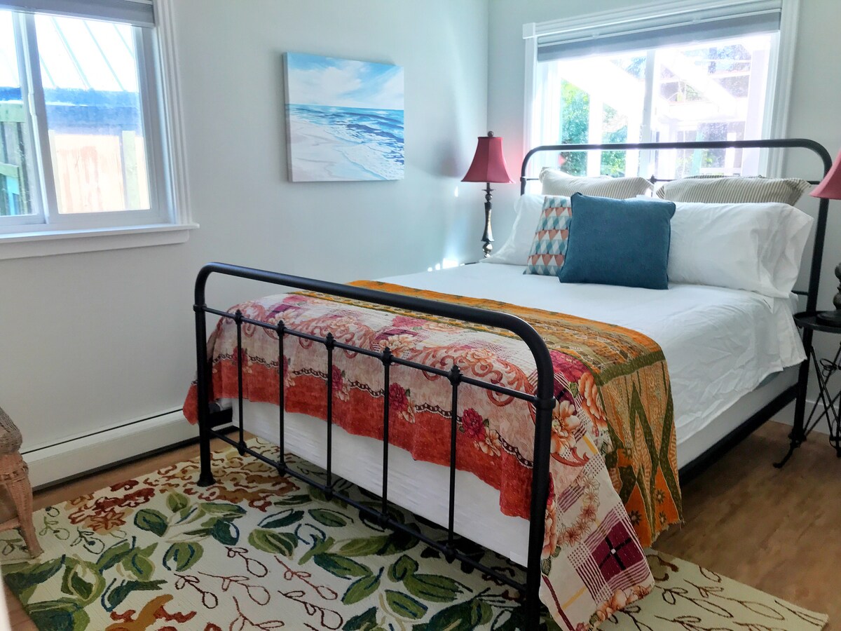 חדר שינה תחתון עם מיטת קווין סייז