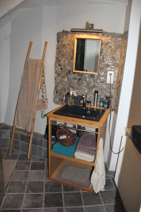 Salle de bain avec grande fenêtre