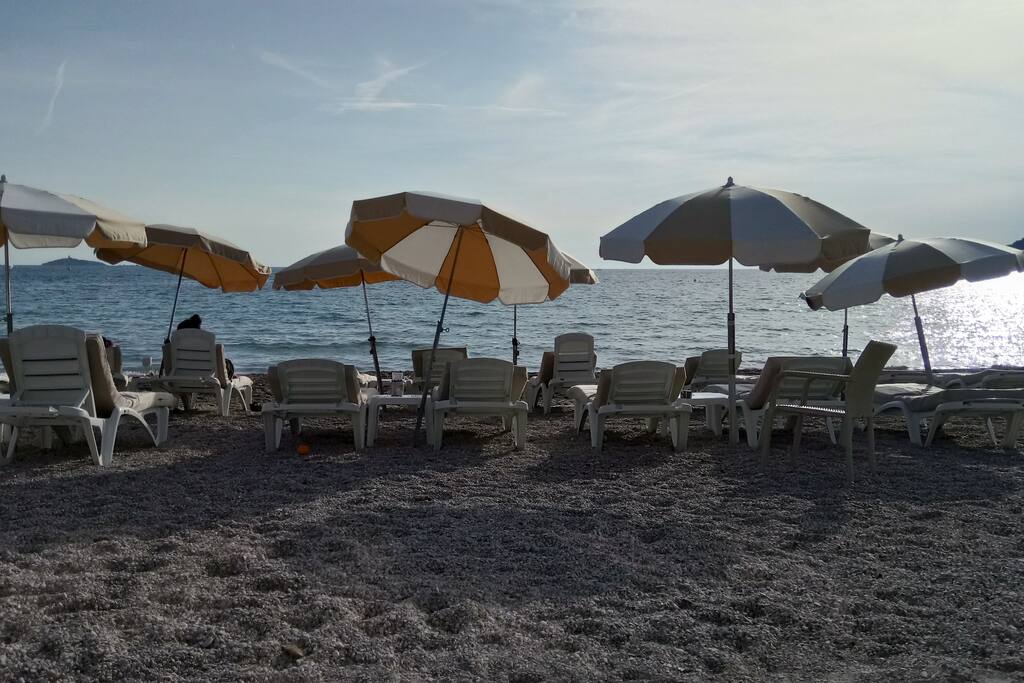 transats, petits restos face à la mer, pas très loin