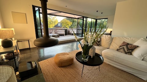 Successful Airbnb property: Stylish living with roof terrace & open fireplace in Hamburg