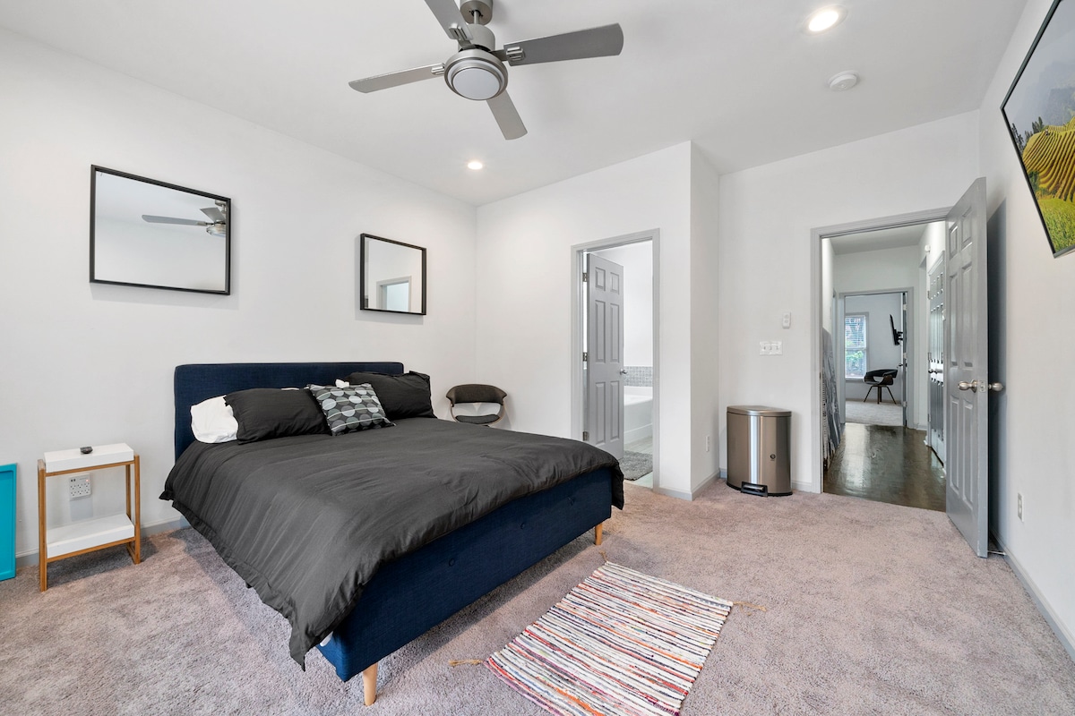 Приватниот ходник вклучува катче за перење алишта. 