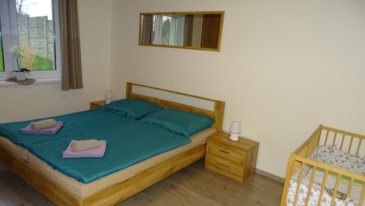 Spálňa s manželskou posteľou a detskou postieľkou