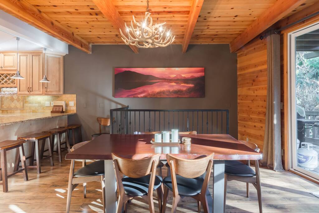 Dining area off of main living room and kitchen