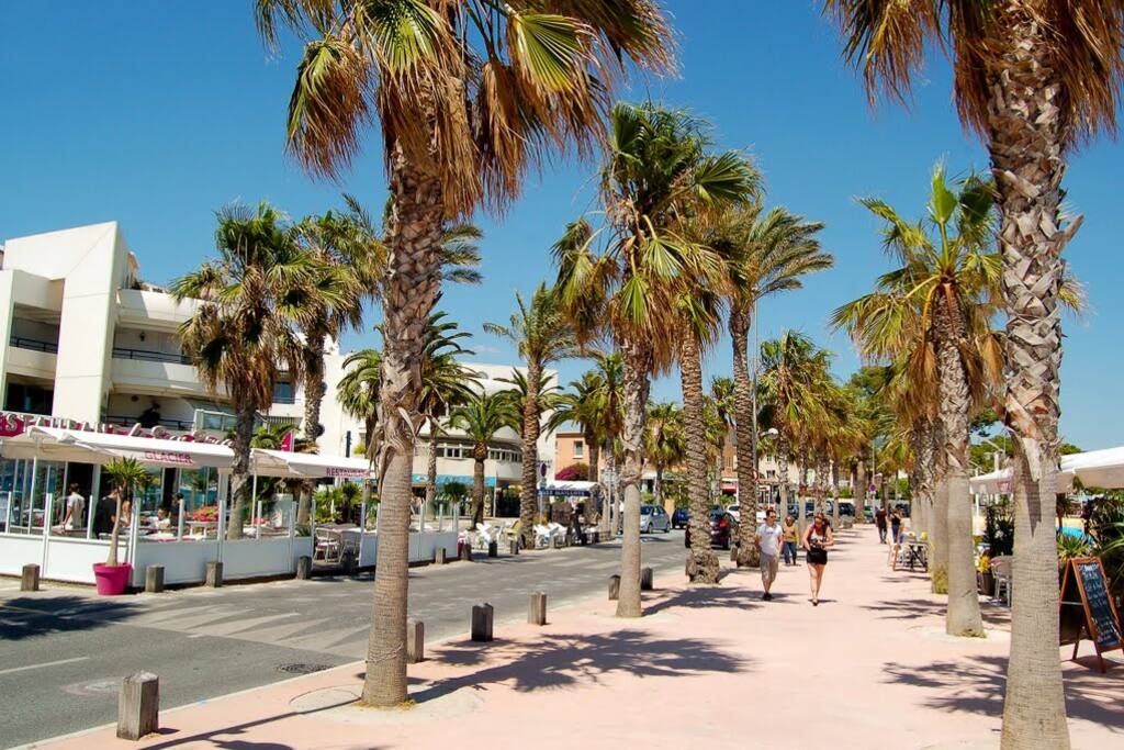 commerces bord de mer devant la maison