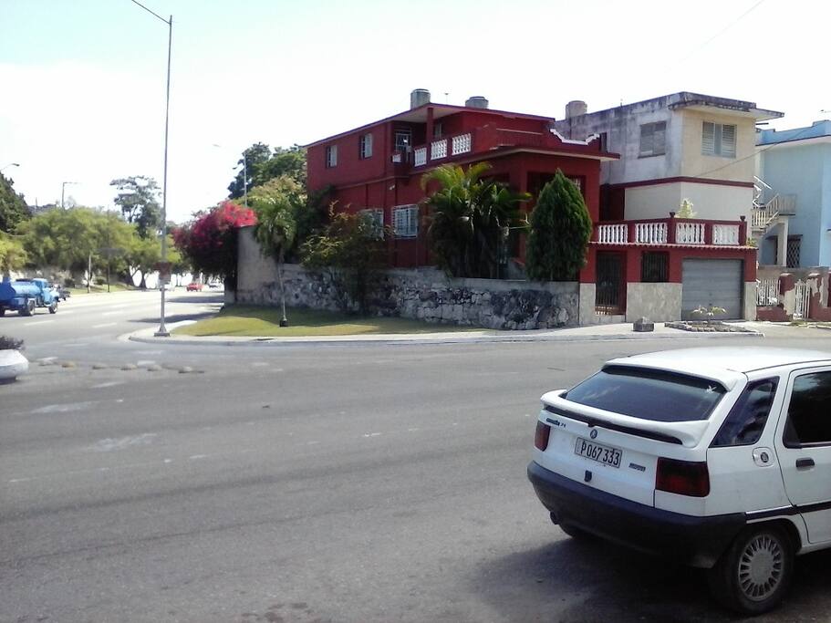 Casa de 1946 de puntal alto, 2 plantas con patios y terrazas.