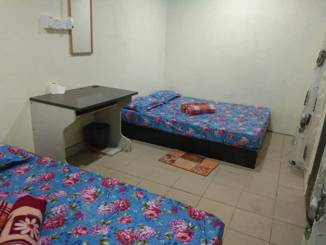 2pcs menšia manželská posteľ.