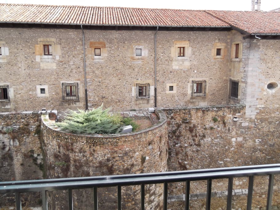 Vistas desde el balcón a las Murallas Romanas.