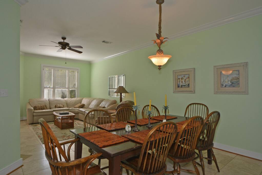 Open Floor Living & Dining Ar