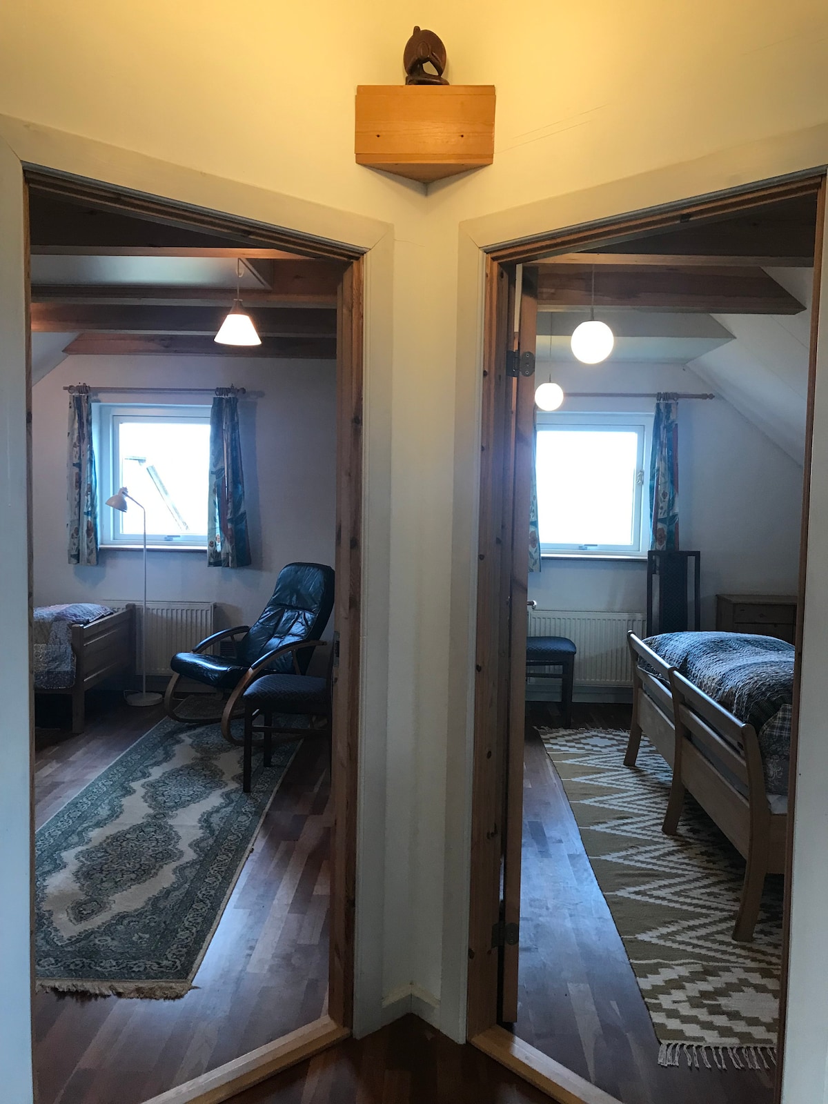 2 chambres. 

2 lits simple avec loft
1 lit double avec lit junior