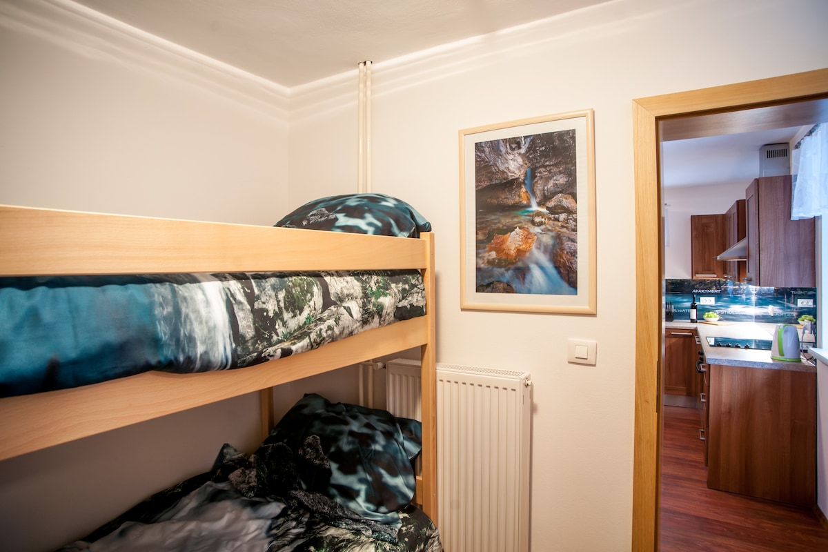 חדר שינה עם מיטת קומותיים