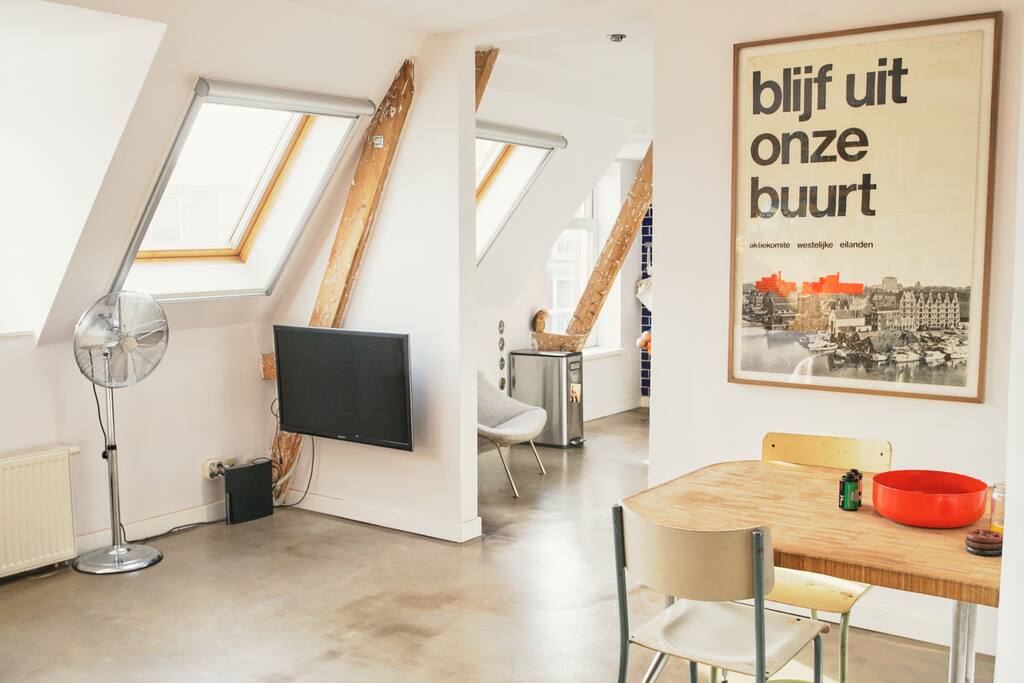 Livingroom / Dining-table / TV