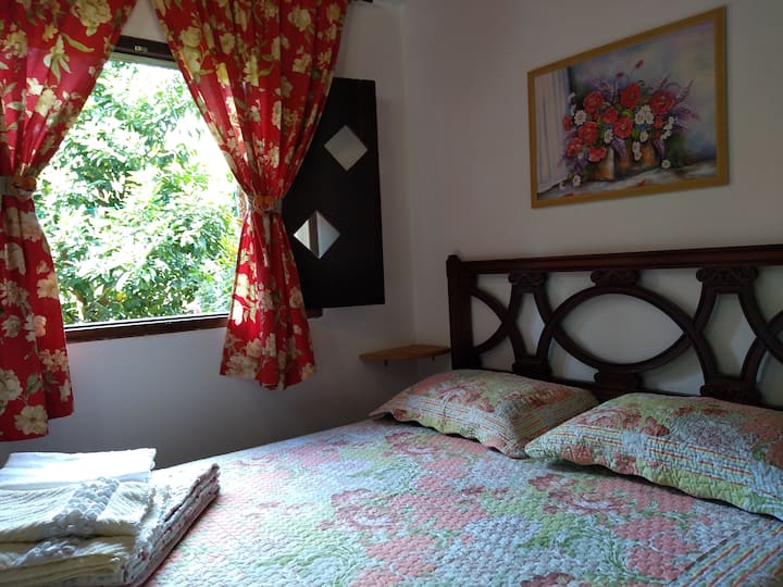 Დედოფლის საწოლი, ფანჯარა, რომელიც მთებს გადაჰყურებს, მშვიდი ადგილი დასატენად. Საწოლისა და აბაზანის თეთრეული, დამატებითი ბალიშები. 