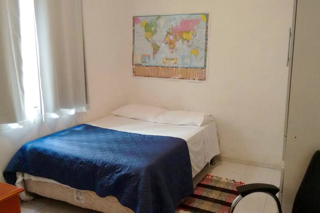 1o quarto, First bedroom, with desk and ar conditioning, wardrobe