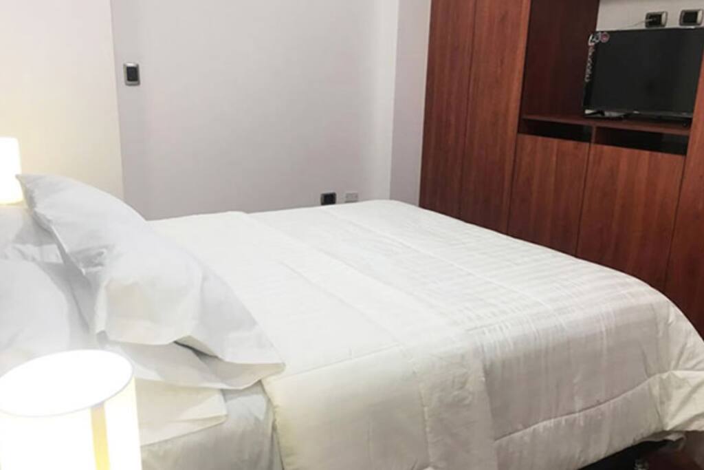 Habitación principal con cama queen, baño independiente con jacuzi