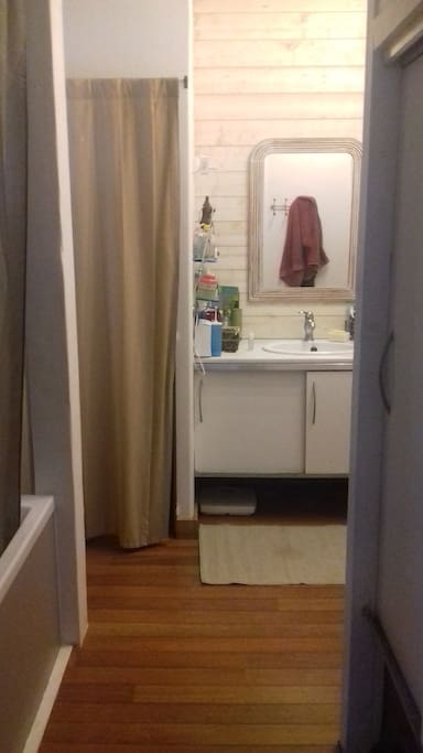 Salle de bain avec baignoire. WC indépendant