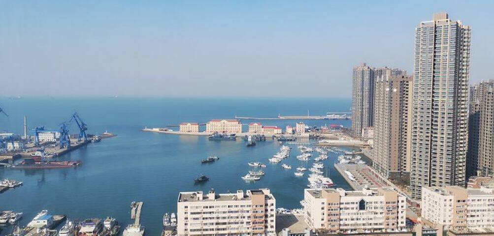 瞰海小居INS风无敌海景大床房楼下劈柴院紧挨中山路步行街，天主教堂，栈桥火车站，德国风情街青岛书房等