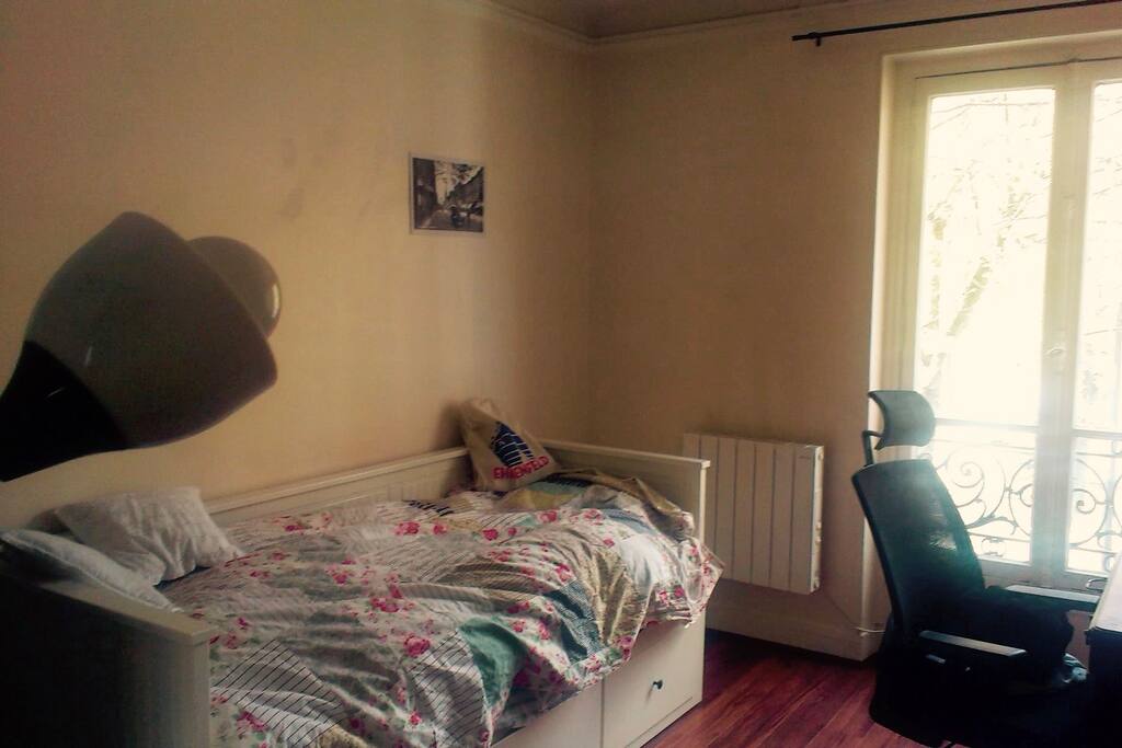 Room with window on the Boulevard