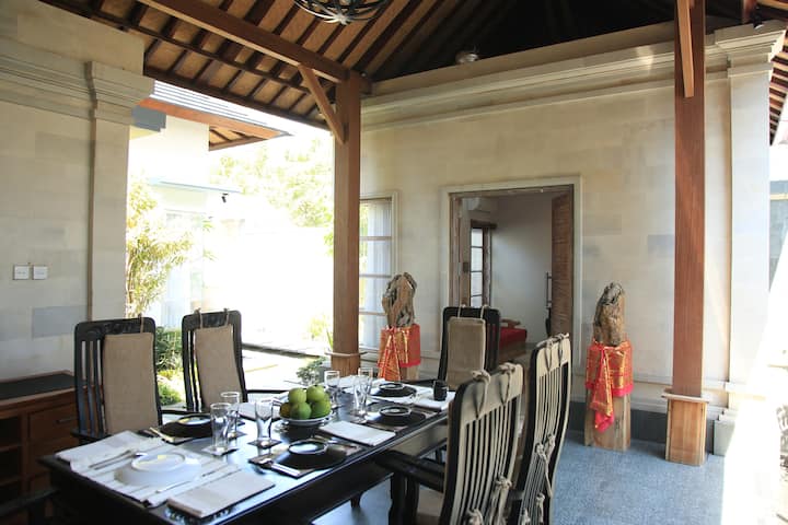 Salon/salle à manger, une fois que vous avez passé la chambre balinaise, la salle à manger ressemble plus à votre espace d'accueil, alors vous serez prêt à explorer la chambre suivante.