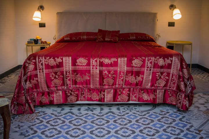 La chambre principale lit king size 