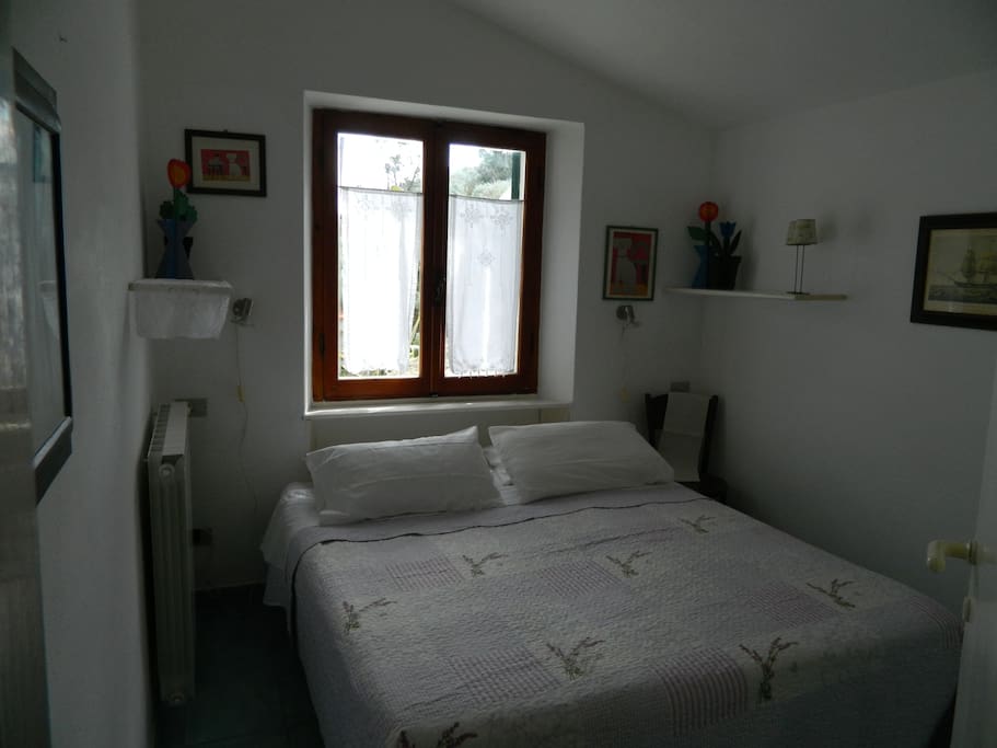 La finestra dietro il letto