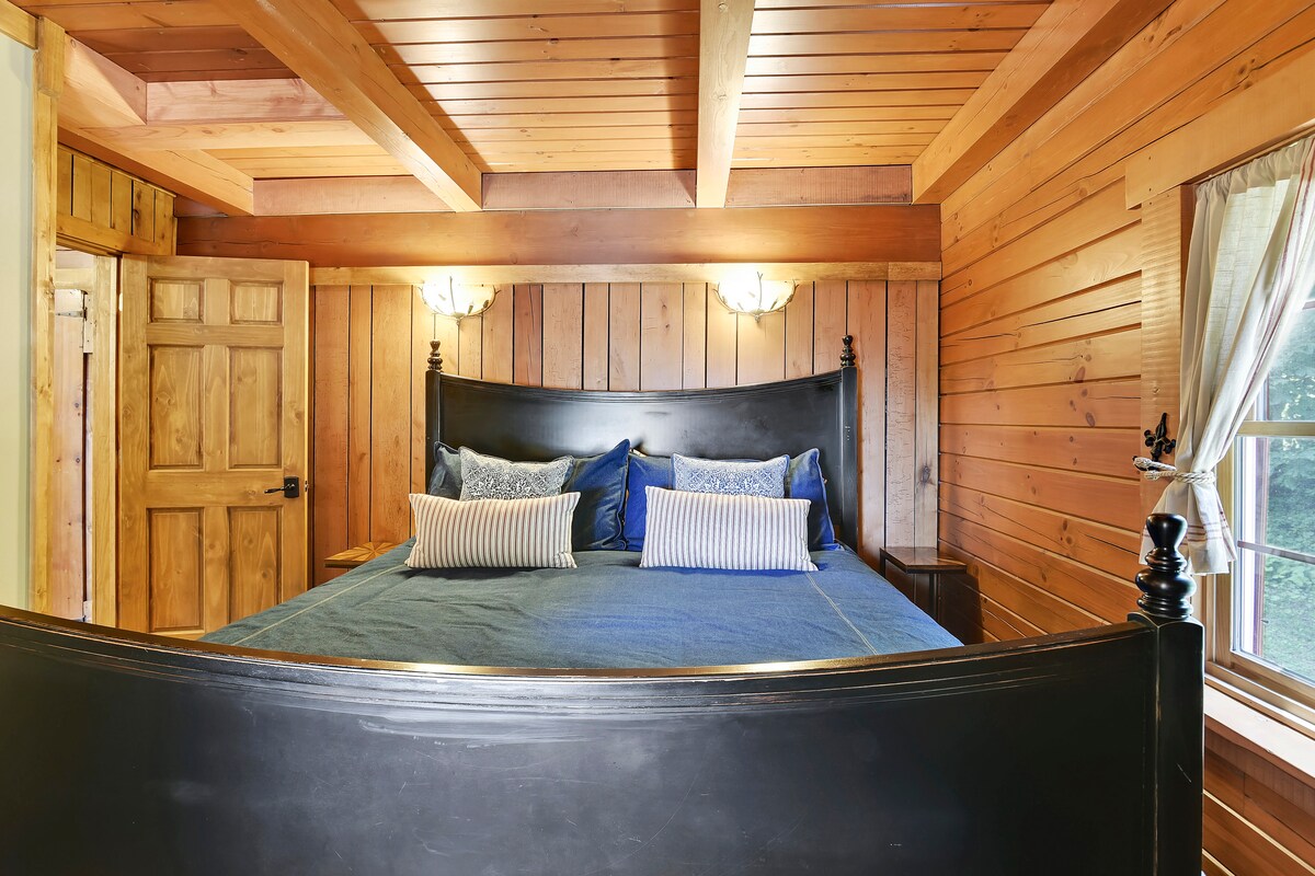 غرفة نوم في الطابق الرئيسي بمقاس كينج