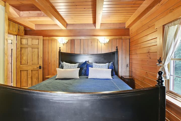 Chambre au rez-de-chaussée avec lit