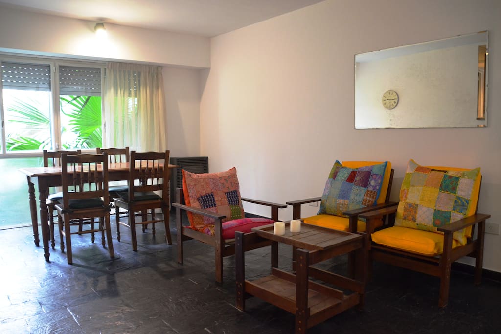 Living-comedor luminoso.