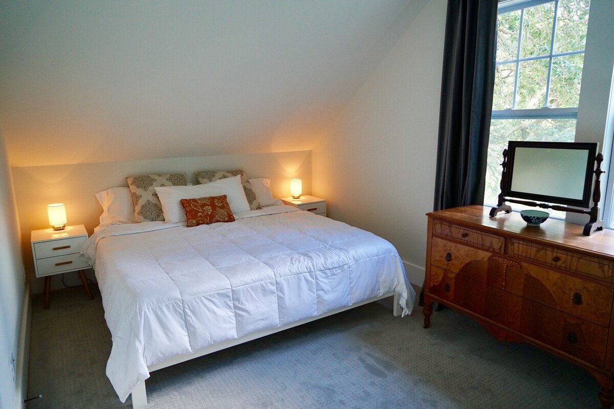 ห้องนอนใหญ่: ที่นอนออร์แกนิกขนาดคิงไซส์พร้อมเมมโมรี่โฟมระบายความร้อนตู้เสื้อผ้าโบราณวิวสวยๆของต้นไม้ Live Oak