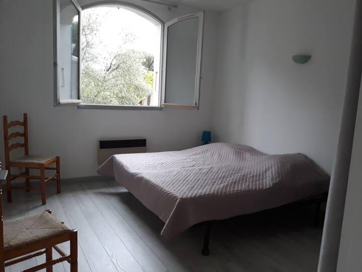 חדר שינה עם שתי מיטות , אחד לשני אנשים