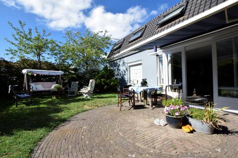 Holiday home with a sauna near the Noordwijk Beach