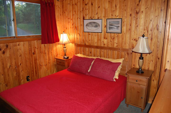 Dormitorio en el piso principal con cama completa.