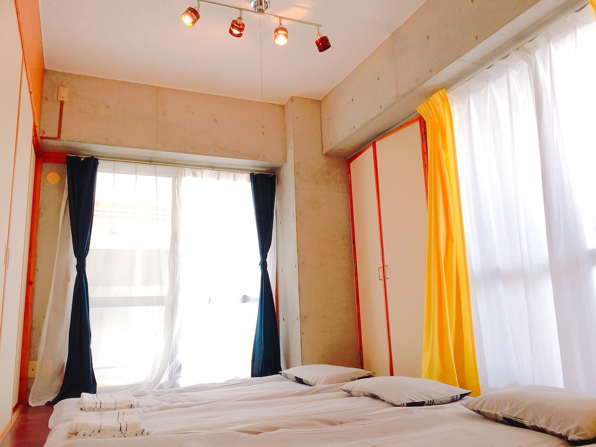 卧室客厅旁边是日式床垫