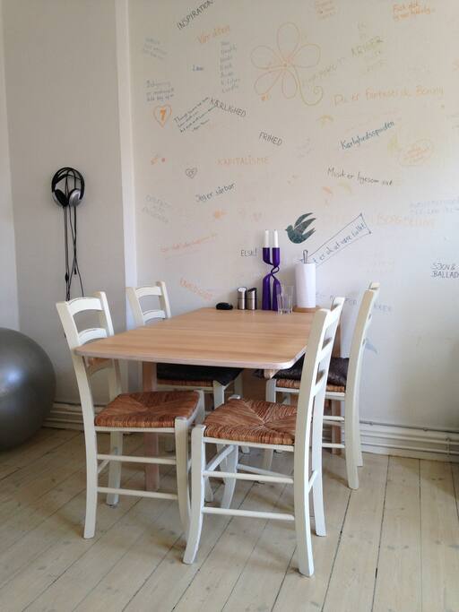 Dinner table in the livingroom