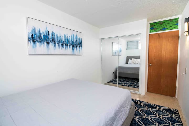 ¡Mudarse a la segunda habitación, caben con un cama tamaño queen y un área de armario con espejos que es perfecta para prepararte para que puedas lucir lo mejor posible!