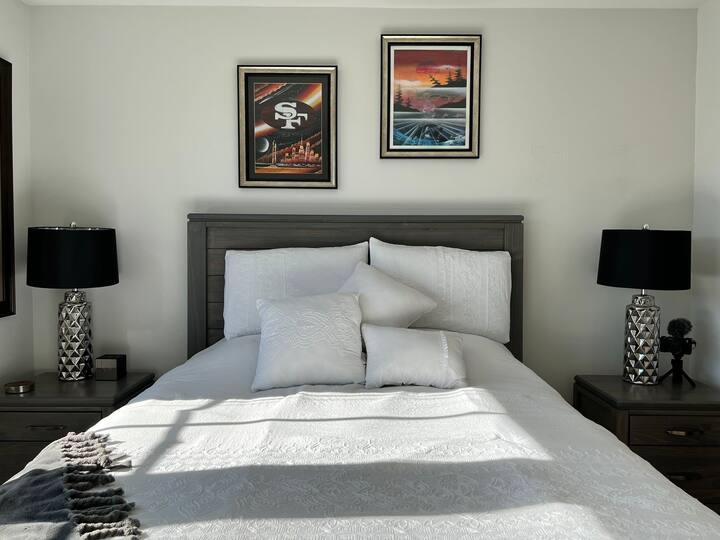 White Rock-Queen Bed with built in storage draws, linen and alternative pillows and duvet. Walk-in clothes closet, His/Her sinks, ensuite, large window with A/C horizontal venetian slat blinds.